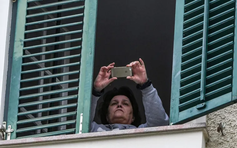 Sanader mora u zatvor: Novinari ga čekaju ispred kuće, a njih je fotografirala Mirjana Sanader