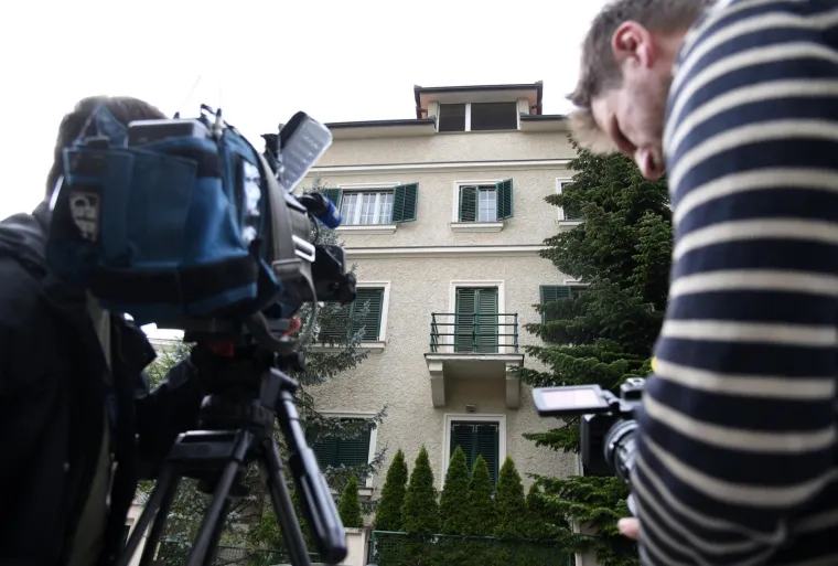 Sanader mora u zatvor: Novinari ga čekaju ispred kuće, a njih je fotografirala Mirjana Sanader