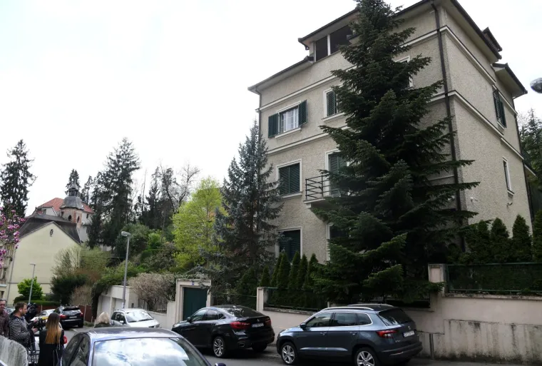 Sanader mora u zatvor: Novinari ga čekaju ispred kuće, a njih je fotografirala Mirjana Sanader