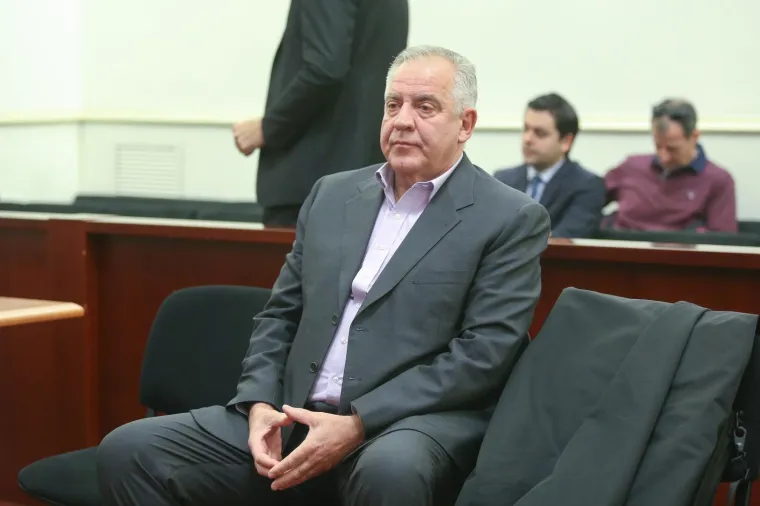 Sanader mora u zatvor: Novinari ga čekaju ispred kuće, a njih je fotografirala Mirjana Sanader