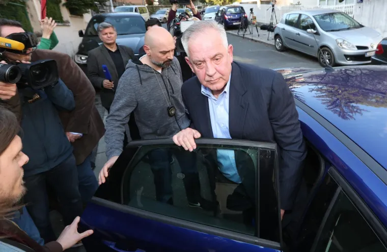 Ivo Sanader osuđen na zatvor! Poručio je kako je sve ovo obična predstava pa sjeo u auto i krenuo prema Remetincu