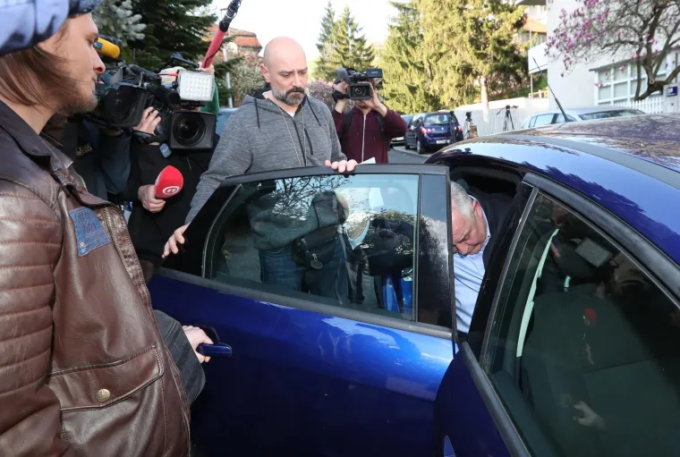 Ivo Sanader osuđen na zatvor! Poručio je kako je sve ovo obična predstava pa sjeo u auto i krenuo prema Remetincu