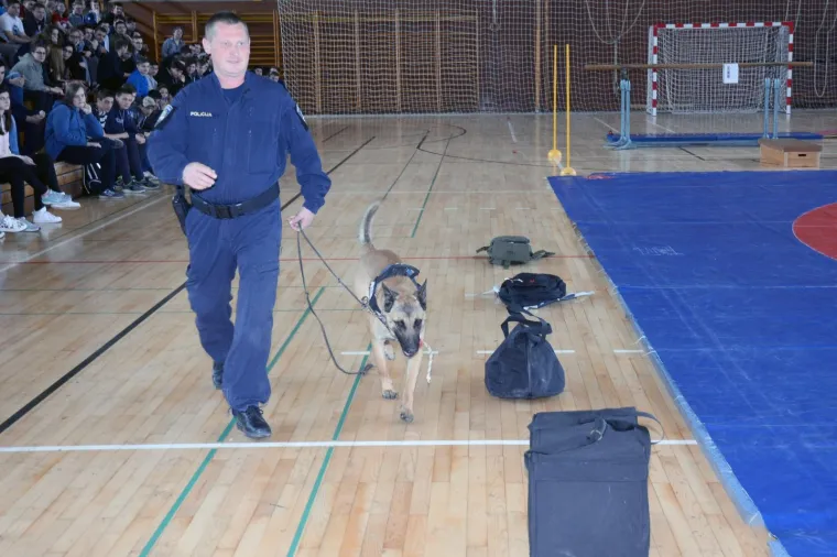 Razmi&scaron;ljate o policijskoj profesiji? MUP traži 750 mladih policajaca, evo kako to izgleda!