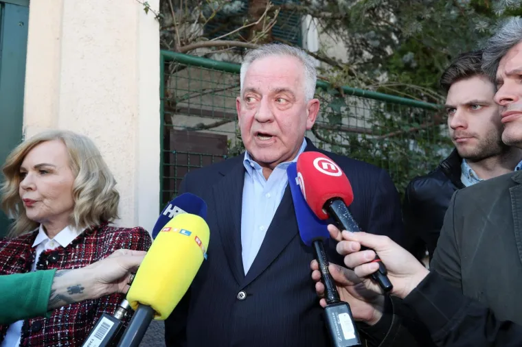 IVO SANADER ZAVAPIO PRED NOVINARIMA: 'Nema dokaza. Ovo je smije&scaron;no, presuda je trebala pasti. Ovo je jo&scaron; jedna predstava'