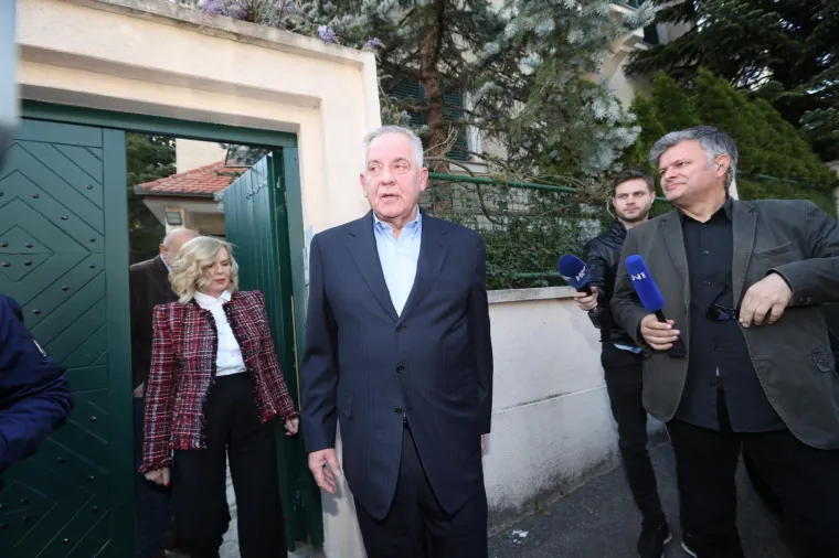 IVO SANADER ZAVAPIO PRED NOVINARIMA: 'Nema dokaza. Ovo je smije&scaron;no, presuda je trebala pasti. Ovo je jo&scaron; jedna predstava'