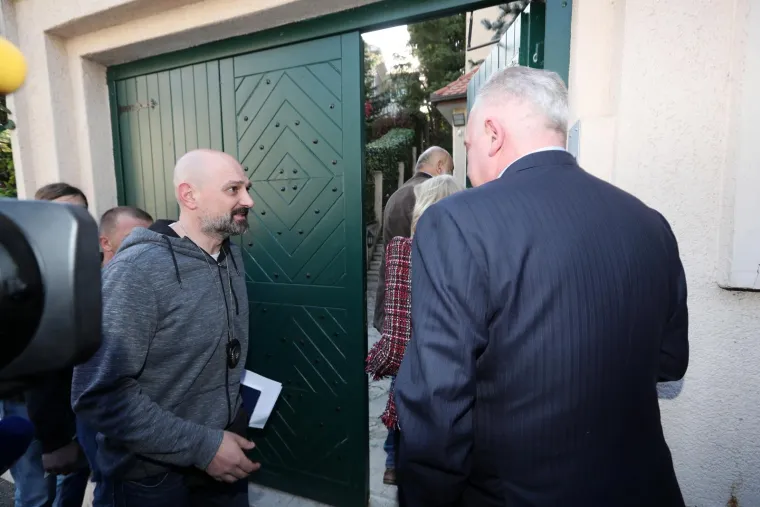 IVO SANADER ZAVAPIO PRED NOVINARIMA: 'Nema dokaza. Ovo je smije&scaron;no, presuda je trebala pasti. Ovo je jo&scaron; jedna predstava'