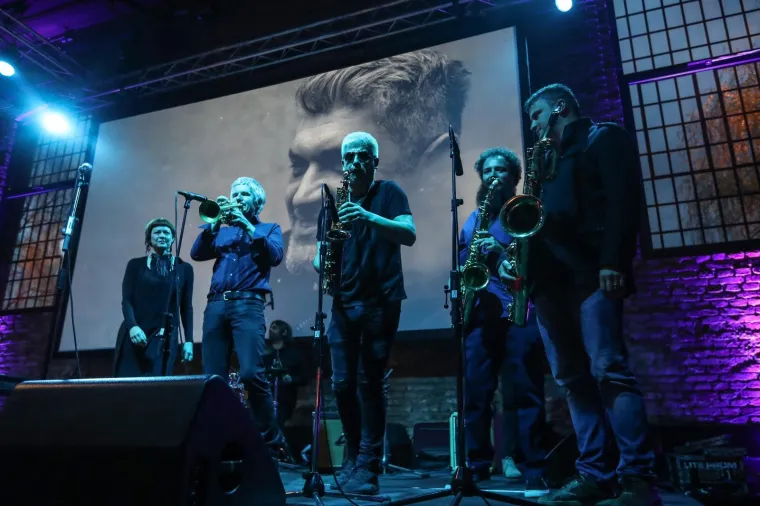 Komemoracija za Alena Balena: Od omiljenog radijskog voditelja oprostili su se kolege, prijatelji, glazbenici...