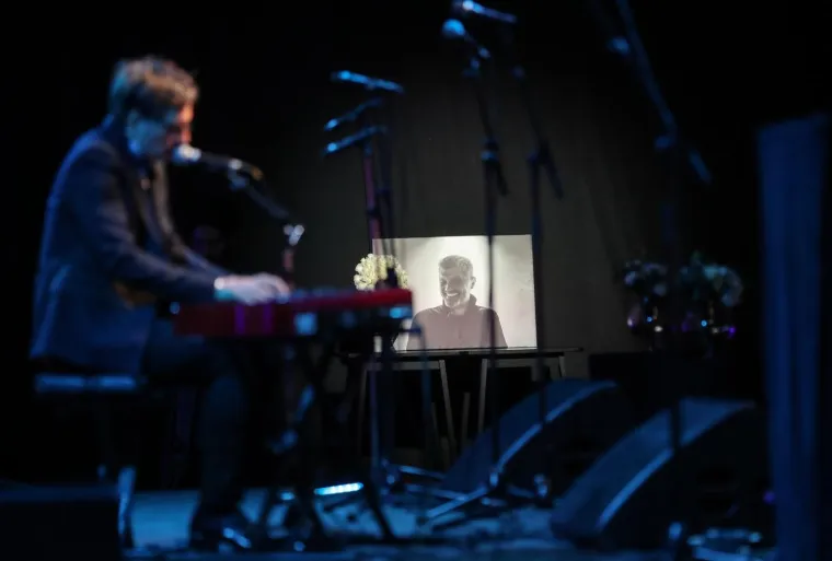 Komemoracija za Alena Balena: Od omiljenog radijskog voditelja oprostili su se kolege, prijatelji, glazbenici...