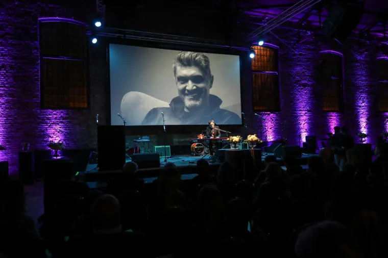 Komemoracija za Alena Balena: Od omiljenog radijskog voditelja oprostili su se kolege, prijatelji, glazbenici...