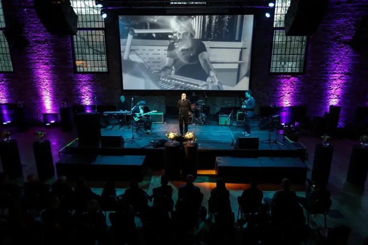 Komemoracija za Alena Balena: Od omiljenog radijskog voditelja oprostili su se kolege, prijatelji, glazbenici...