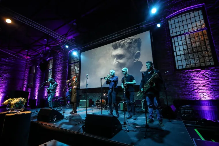 Komemoracija za Alena Balena: Od omiljenog radijskog voditelja oprostili su se kolege, prijatelji, glazbenici...