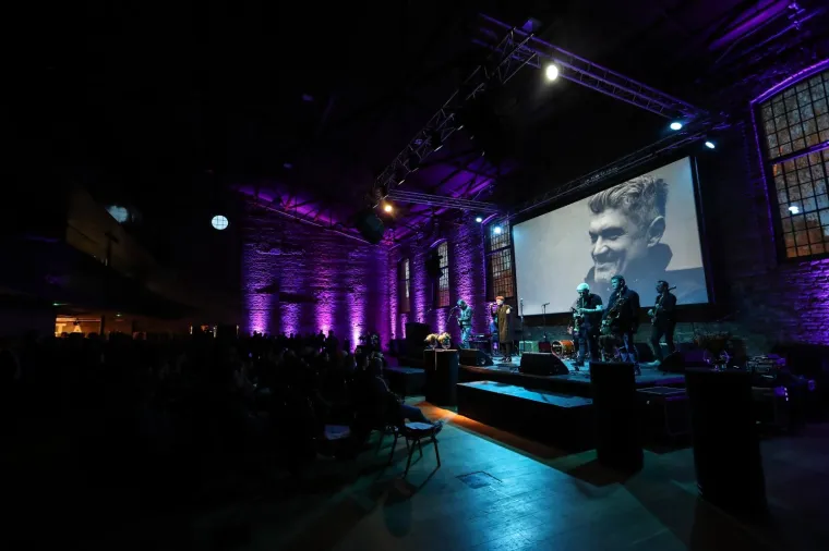 Komemoracija za Alena Balena: Od omiljenog radijskog voditelja oprostili su se kolege, prijatelji, glazbenici...