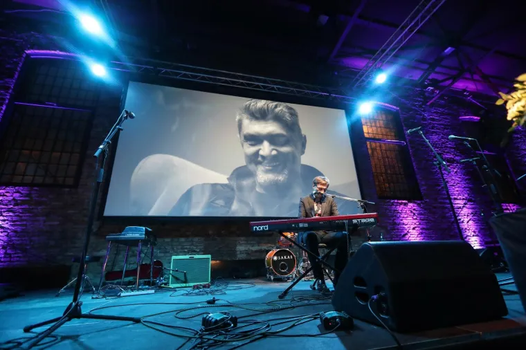 Komemoracija za Alena Balena: Od omiljenog radijskog voditelja oprostili su se kolege, prijatelji, glazbenici...