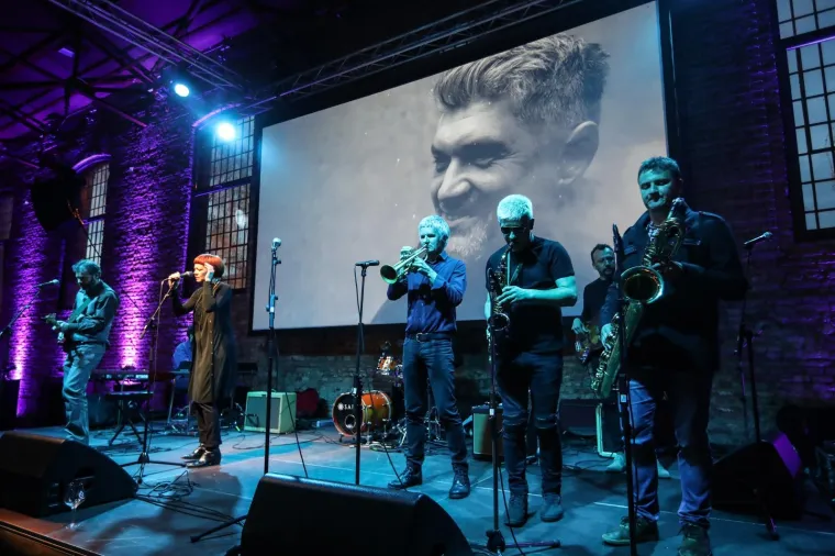 Komemoracija za Alena Balena: Od omiljenog radijskog voditelja oprostili su se kolege, prijatelji, glazbenici...