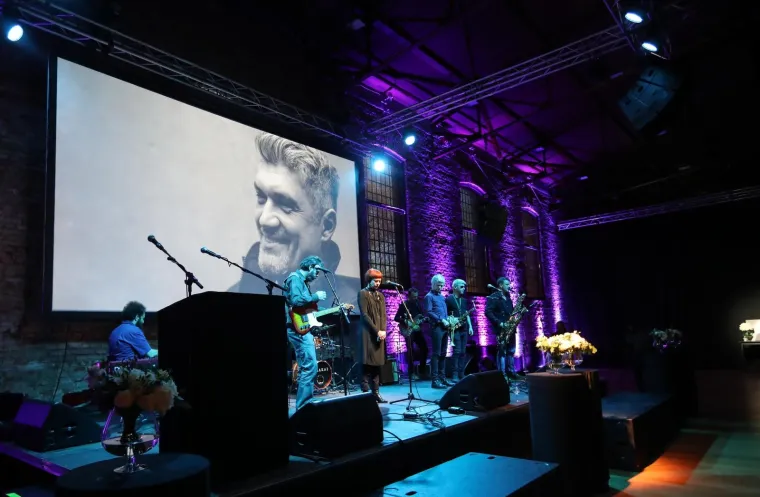 Komemoracija za Alena Balena: Od omiljenog radijskog voditelja oprostili su se kolege, prijatelji, glazbenici...