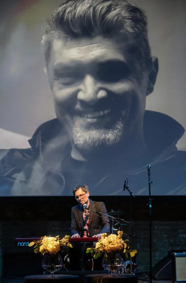 Komemoracija za Alena Balena: Od omiljenog radijskog voditelja oprostili su se kolege, prijatelji, glazbenici...