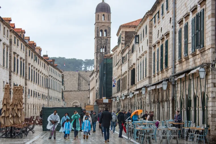 Olujno jugo i ki&scaron;a obilježili su kraj radnog tjedna u Dubrovniku.