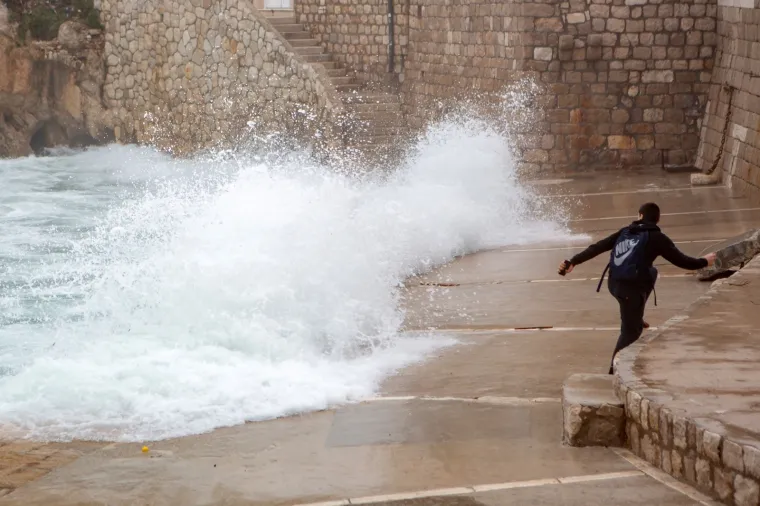 Olujno jugo i ki&scaron;a obilježili su kraj radnog tjedna u Dubrovniku.