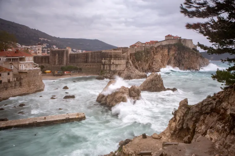 Olujno jugo i ki&scaron;a obilježili su kraj radnog tjedna u Dubrovniku.