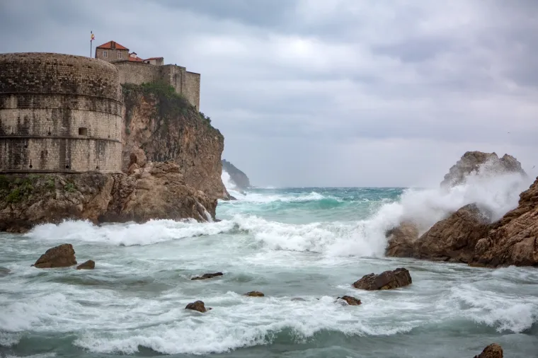 Olujno jugo i ki&scaron;a obilježili su kraj radnog tjedna u Dubrovniku.