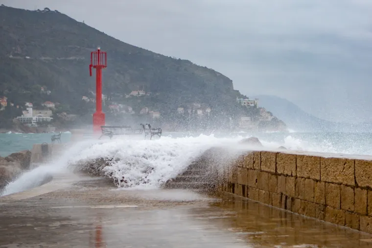 Olujno jugo i ki&scaron;a obilježili su kraj radnog tjedna u Dubrovniku.