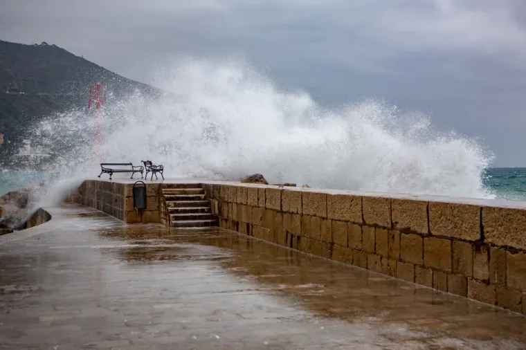 Olujno jugo i ki&scaron;a obilježili su kraj radnog tjedna u Dubrovniku.