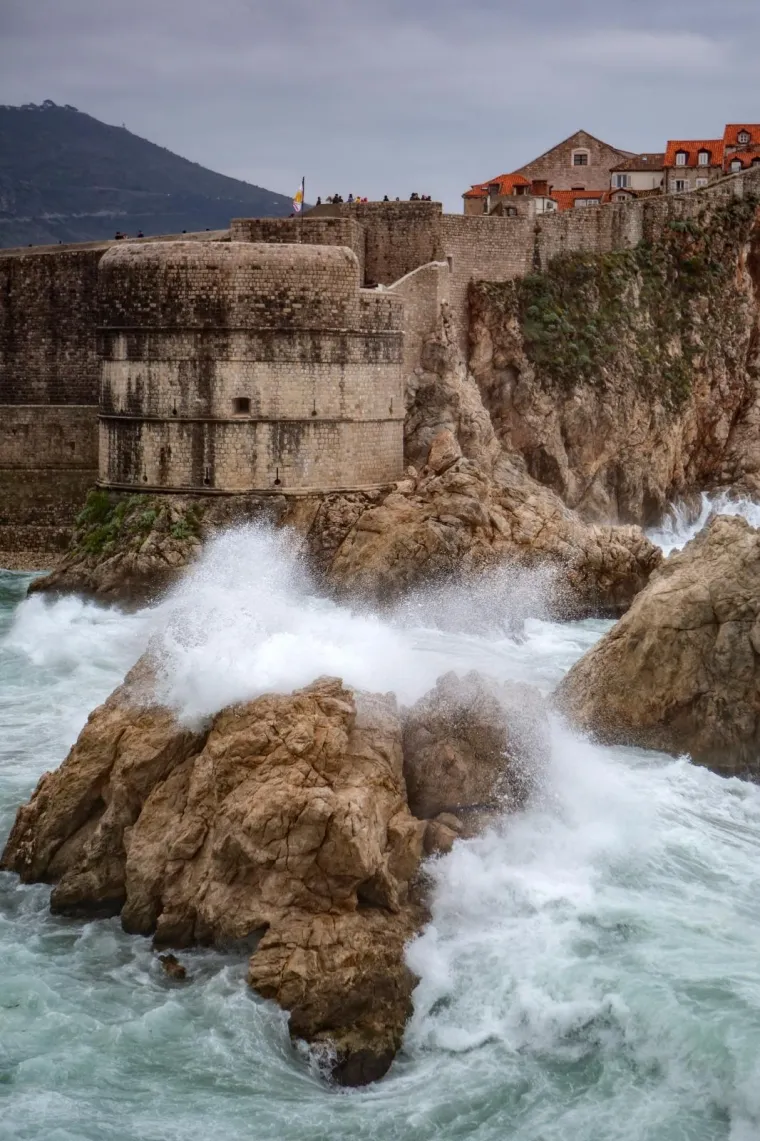 Olujno jugo i ki&scaron;a obilježili su kraj radnog tjedna u Dubrovniku.