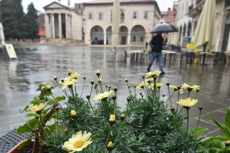 Ki&scaron;a od jutra pada u Puli. Meteorolozi su za popodnevne sate najavili razvedravanje.