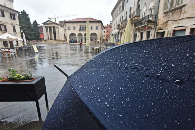 Ki&scaron;a od jutra pada u Puli. Meteorolozi su za popodnevne sate najavili razvedravanje.
