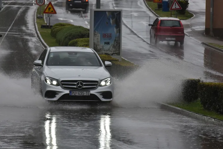Ki&scaron;a od jutra pada u Puli. Meteorolozi su za popodnevne sate najavili razvedravanje.
