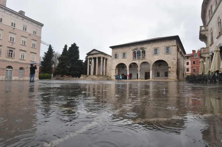 Ki&scaron;a od jutra pada u Puli. Meteorolozi su za popodnevne sate najavili razvedravanje.