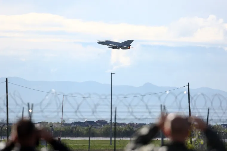 Američki vojni zrakoplovi F-16 sletjeli u vojarnu na Plesu