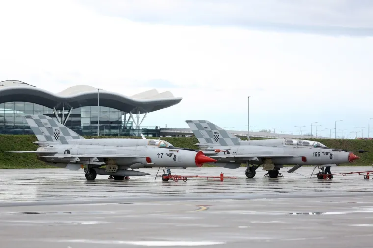 Američki vojni zrakoplovi F-16 sletjeli u vojarnu na Plesu