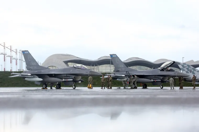 Američki vojni zrakoplovi F-16 sletjeli u vojarnu na Plesu