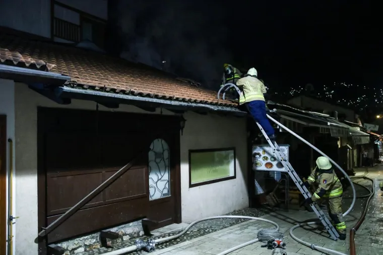 Požar na Ba&scaron;čar&scaron;iji! U srcu stare sarajevske čar&scaron;ije zapalila se čevabdžinica