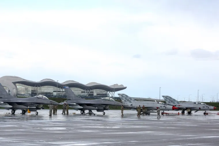 05.04.2019., Velika Gorica - U vojarnu Pukovnik Marko Zivkovic, sletjela su dva americka borbena zrakoplova F16 koji ce naredna dva dana sudjelovati u vojnoj vjezbi s hrvatskim pilotima Miga 21.