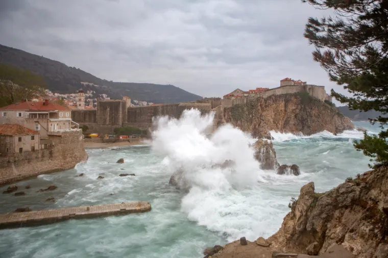 Danas je dijelove Hrvatske pogodilo jako grmljavinsko nevrijeme. U Dubrovniku je snažan vjetar dizao valove visoko u zrak i napravio kaos u staroj jezgri. Photo: Grgo Jelavic/PIXSELL