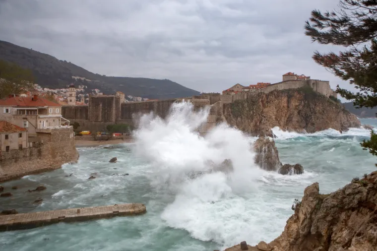 JAKO NEVRIJEME 'OKUPALO' DUBROVNIK: Snažan vjetar dizao je valove i napravio kaos u staroj jezgri