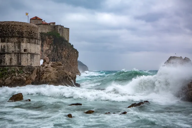 JAKO NEVRIJEME 'OKUPALO' DUBROVNIK: Snažan vjetar dizao je valove i napravio kaos u staroj jezgri