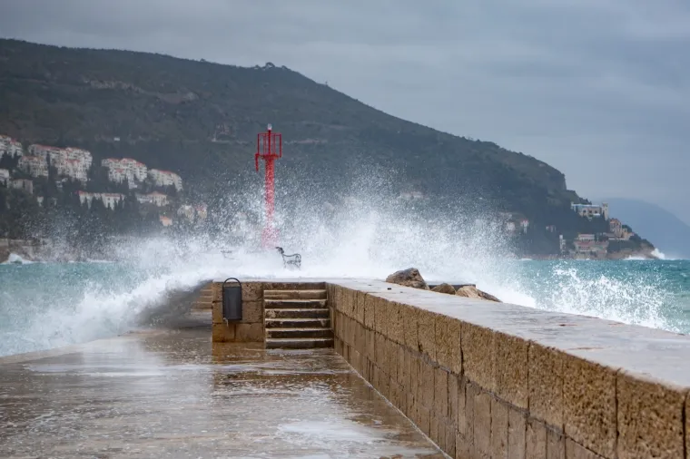 JAKO NEVRIJEME 'OKUPALO' DUBROVNIK: Snažan vjetar dizao je valove i napravio kaos u staroj jezgri