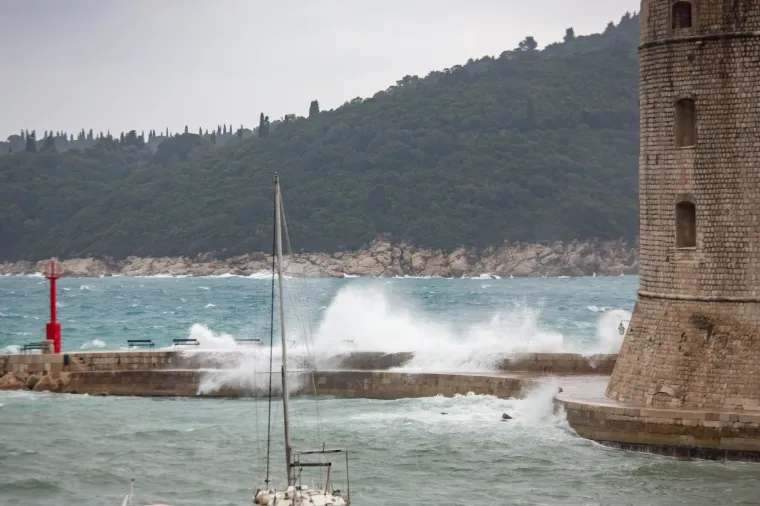 JAKO NEVRIJEME 'OKUPALO' DUBROVNIK: Snažan vjetar dizao je valove i napravio kaos u staroj jezgri