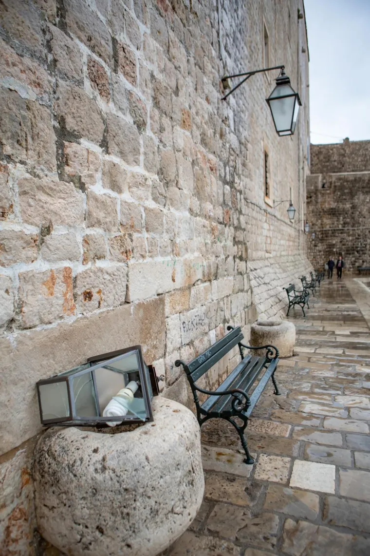 JAKO NEVRIJEME 'OKUPALO' DUBROVNIK: Snažan vjetar dizao je valove i napravio kaos u staroj jezgri