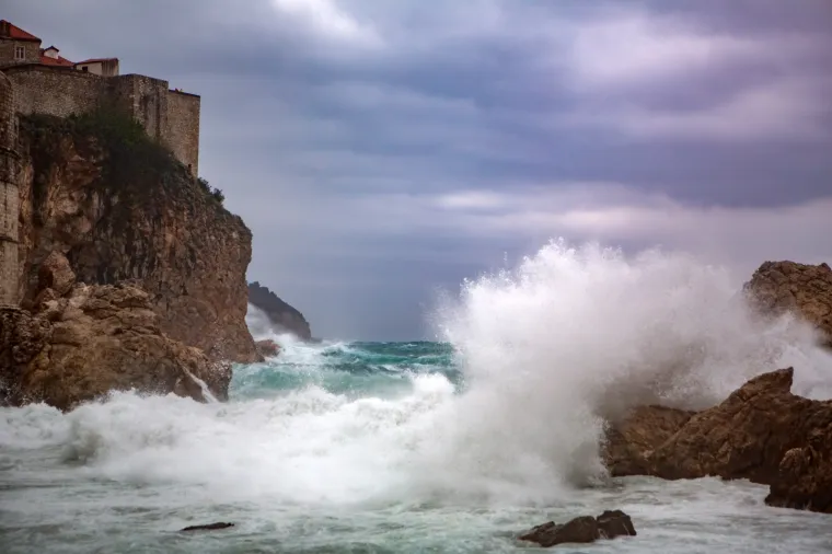 JAKO NEVRIJEME 'OKUPALO' DUBROVNIK: Snažan vjetar dizao je valove i napravio kaos u staroj jezgri