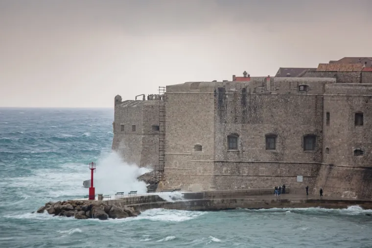 JAKO NEVRIJEME 'OKUPALO' DUBROVNIK: Snažan vjetar dizao je valove i napravio kaos u staroj jezgri