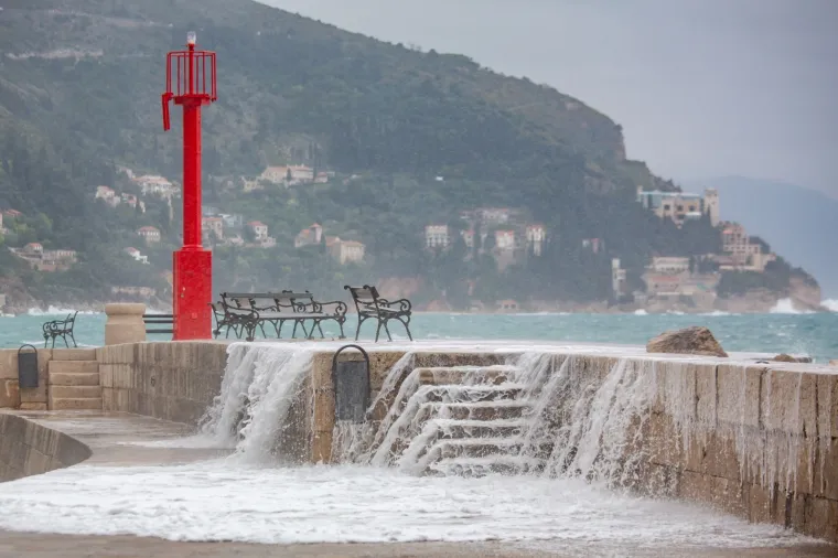 JAKO NEVRIJEME 'OKUPALO' DUBROVNIK: Snažan vjetar dizao je valove i napravio kaos u staroj jezgri