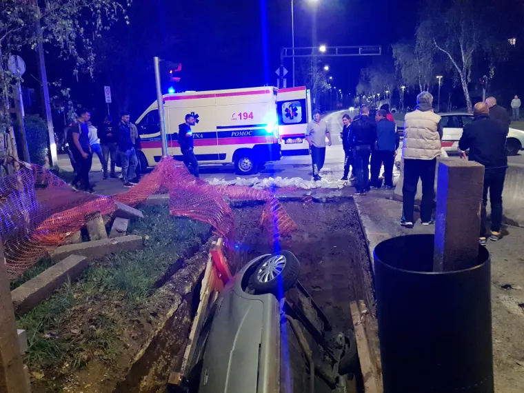 Neobična nesreća: Osobnim automobilom upao u rupu u Dubravi, vozača odvezla hitna