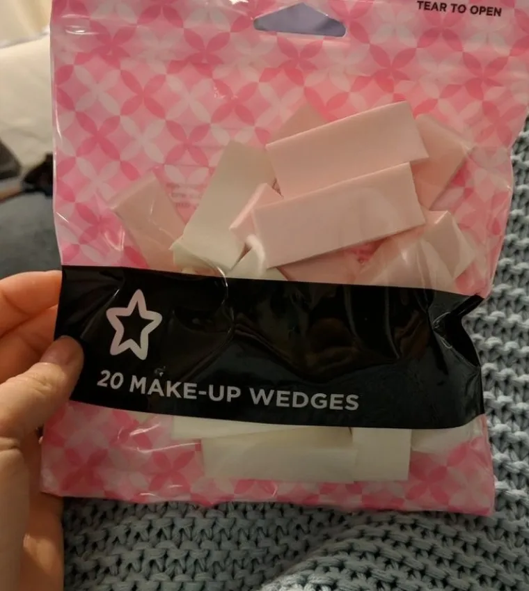 "Večeras je moj muž zagrizao jednu od mojih spužvica za &scaron;minku misleći da su oni spužvasti bomboni - i to nakon &scaron;to sam mu rekla da nisu, ali mi nije vjerovao."