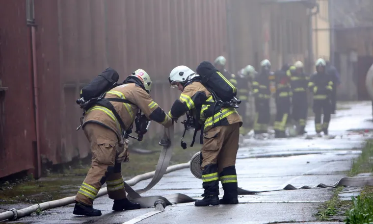Veliki požar u Dugoj Resi: Gori tvornica pamučne industrije