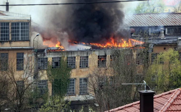 Veliki požar u Dugoj Resi: Gori tvornica pamučne industrije