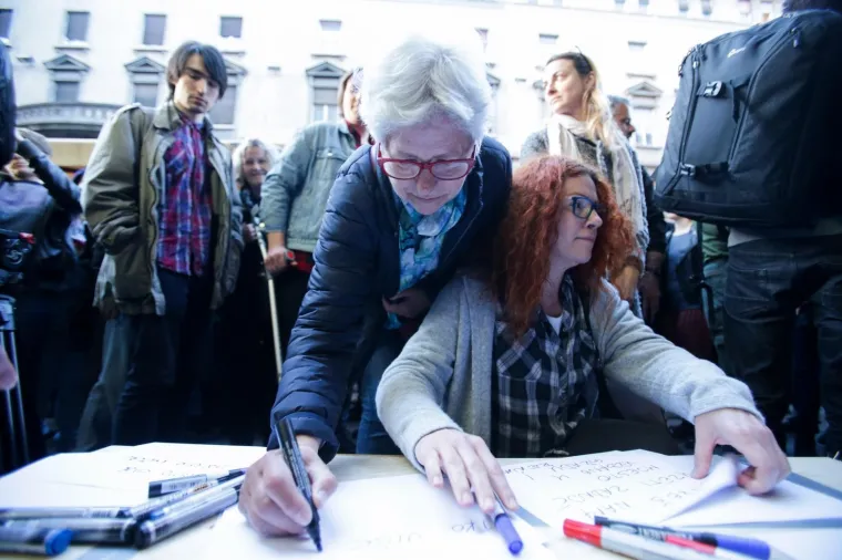 'Neće&scaron;, razbojniče!' Pogledajte poruke koje građani jo&scaron; uvijek ostavljaju kod kina Europa